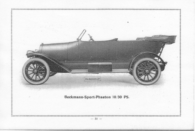 Schwarzes und weißes Foto eines vintage Beckmann-Sport Phaeton 10/30 PS-Wagens mit schlankem, aerodynamischem Design, großem runden Scheinwerfer, gebogener Dachlinie, getönten Fenstern und glänzender Lackierung.