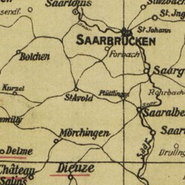 Ein alter Stadtplan von Saarbrücken, Deutschland, mit detaillierten Straßen, Gebäuden und Sehenswürdigkeiten und Text in einer klassischen Schriftart.