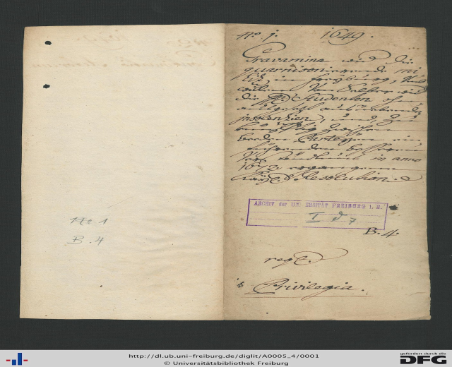Offenes Buch mit handgeschriebenem Text auf altem Papier, das Wasserzeichen aufweist, wahrscheinlich ein Dokument aus der Deutschen Bundesrepublik.