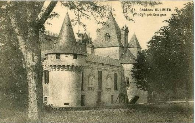Schwarzes und weißes Foto eines Schlosses mit Türmen, beschriftet mit "Château Olivier", umgeben von Bäumen unter einem klaren Himmel.