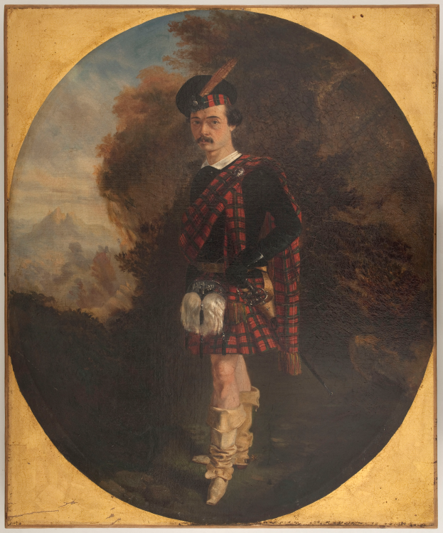 Ein Mann in traditioneller schottischer Kleidung, einschließlich eines roten und schwarzen Tartan-Kilts, steht mit ernster Miene vor einer Baum- und Himmelkulisse.