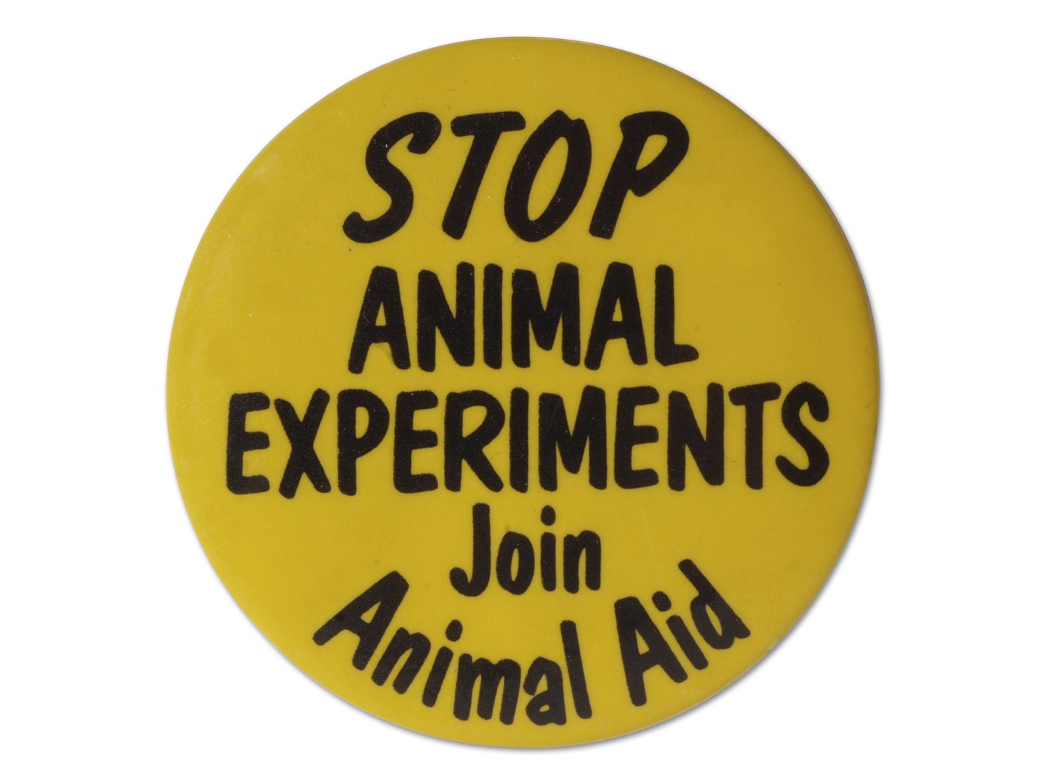 Gelber Knopf mit schwarzem Text, der "Stoppt Tierversuche Trete der Tierhilfe bei" auf einem weißen Hintergrund liest.