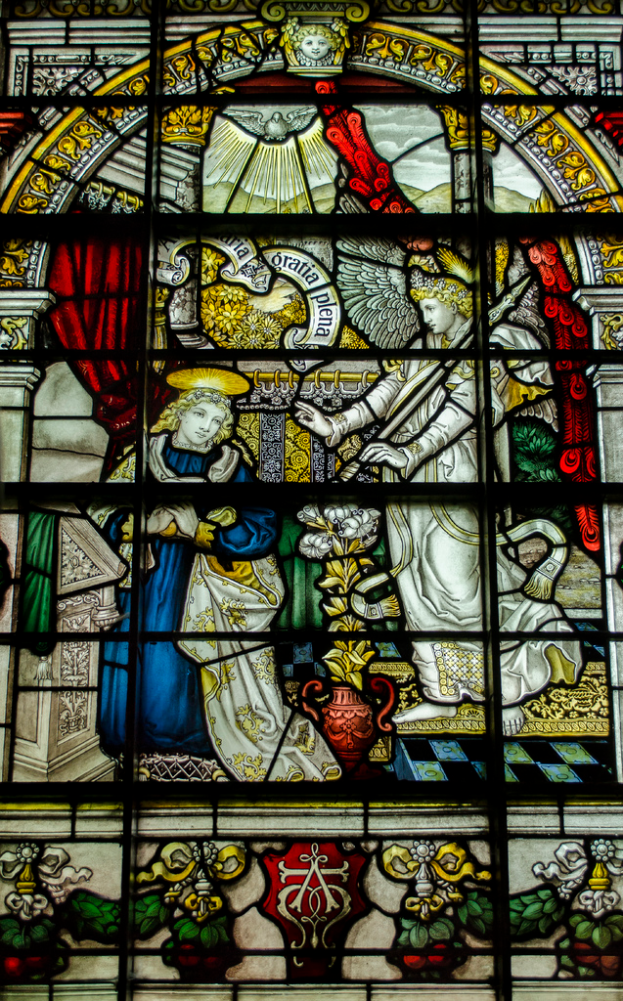 Eine Gruppe von Menschen steht zusammen in der Mitte des Bildes.