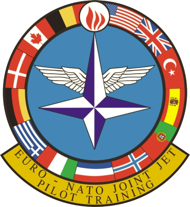 Blauer Kreis mit einem weißen Stern in der Mitte, umgeben von vier farbigen Flaggen und der weißen Beschriftung 'NATO Joint Jet'.