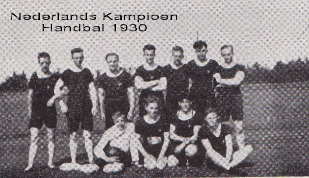 Ein Schwarz-Weiß-Foto einer Handballmannschaft aus dem Jahr 1930, mit einigen stehenden und sitzenden Mitgliedern im Vordergrund, Bäumen und einem klaren Himmel im Hintergrund und Text oben auf dem Bild.