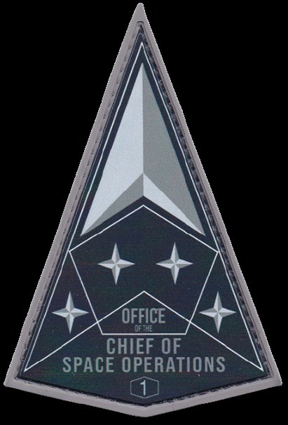 Rechtwinkliges schwarzes Feld mit mittig gesetzter weißer fetter Schrift, die "Office of the Chief of Space Operations." liest.