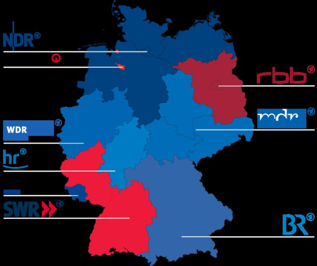 Eine Deutschlandkarte mit in rot und blau hervorgehobenen Bundesländern, die die Ergebnisse der Wahl 2016 zeigen, einschließlich der Namen der Kandidaten und des Wahltermins.