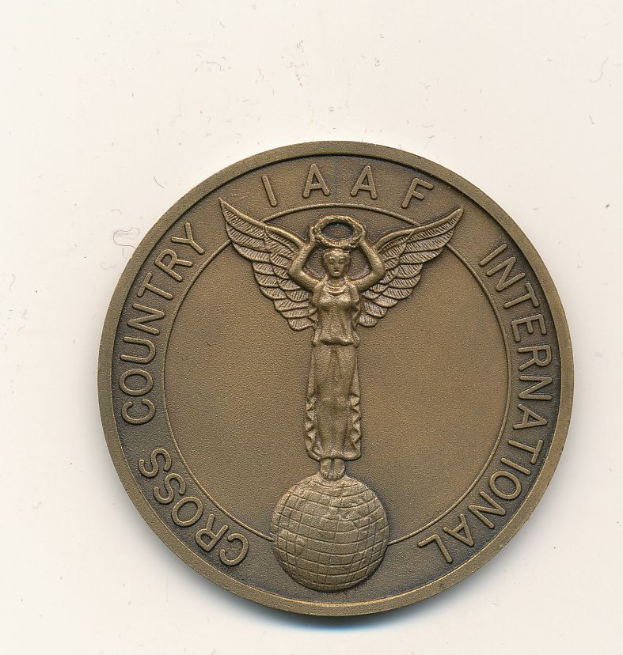 Eine Bronzemedaille mit der Aufschrift "IAAF Cross Country International" auf einem weißen Hintergrund.