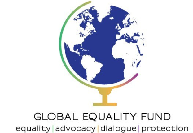 Logo des Global Equality Fund mit einer Weltkugel und dem Text "Global Equality Fund" in weißer, fetter Sans-Serif-Schrift auf blauem Hintergrund, umgeben von einem weißen Ring mit hellblauer Umrandung.