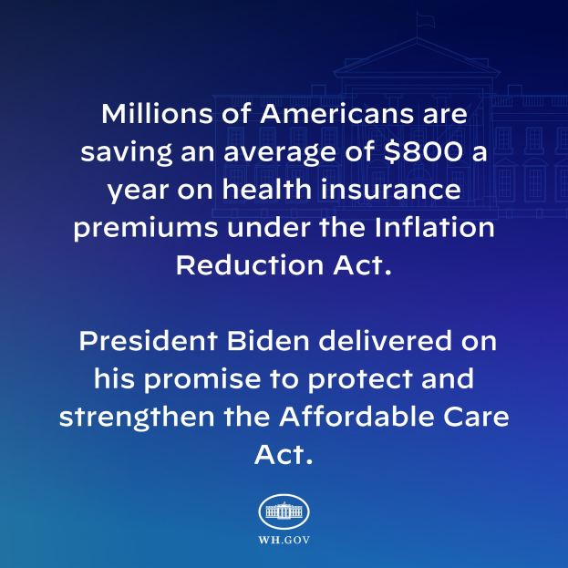 Blauer Hintergrund mit weißer Schrift, die besagt, dass Millionen von Amerikanern durchschnittlich 800 USD pro Jahr an Krankenversicherungsprämien unter dem Inflation Reduction Act sparen, zentriert mit einem Logo.