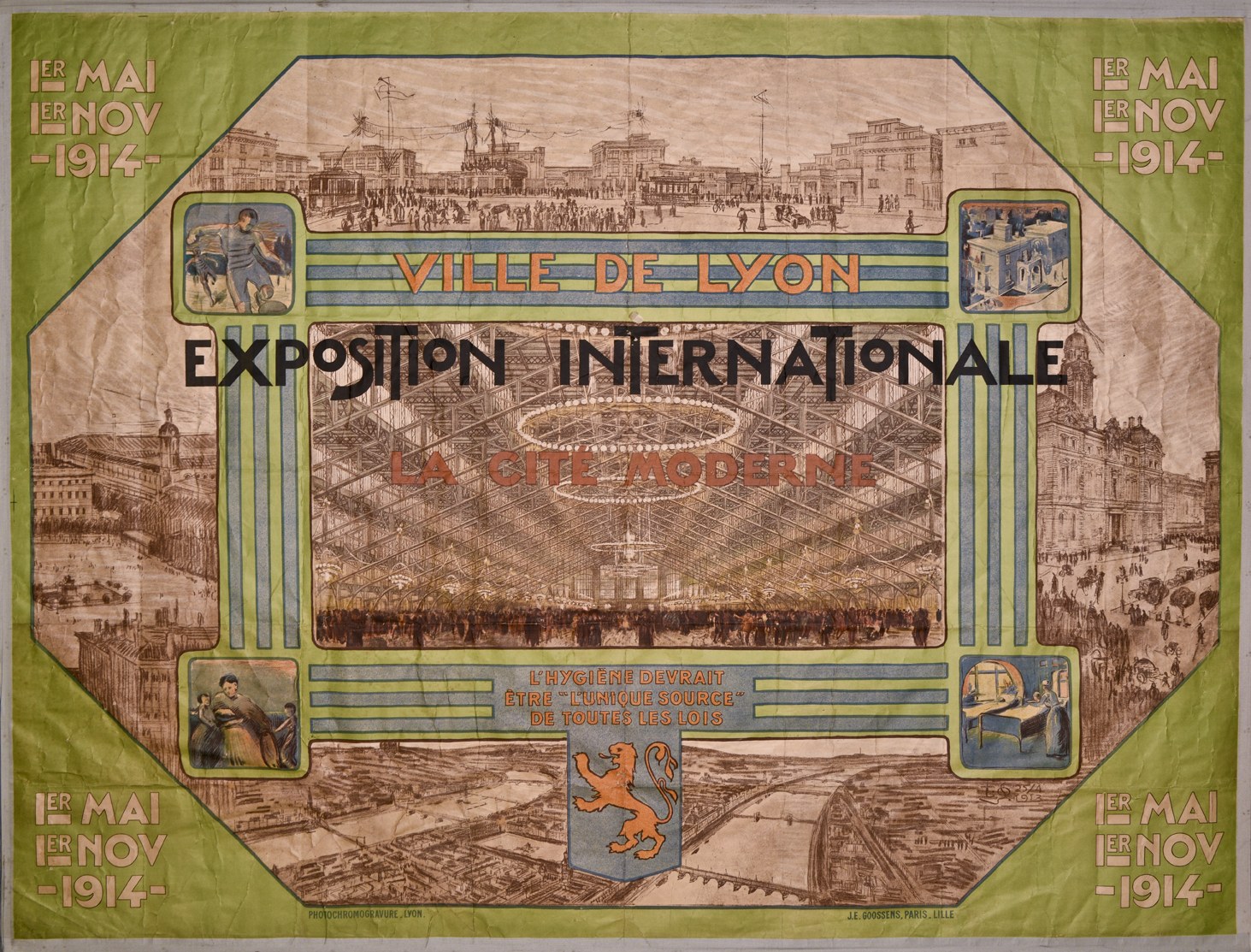 Ein Vintage-Plakat an einer Gebäudewand, das eine farbenfrohe, detaillierte Stadtansicht mit Menschen, Gebäuden und Text in einer klassischen Schriftart zeigt.