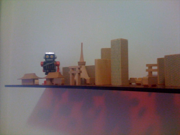 Spiele, die auf einem Regal ausgestellt sind.