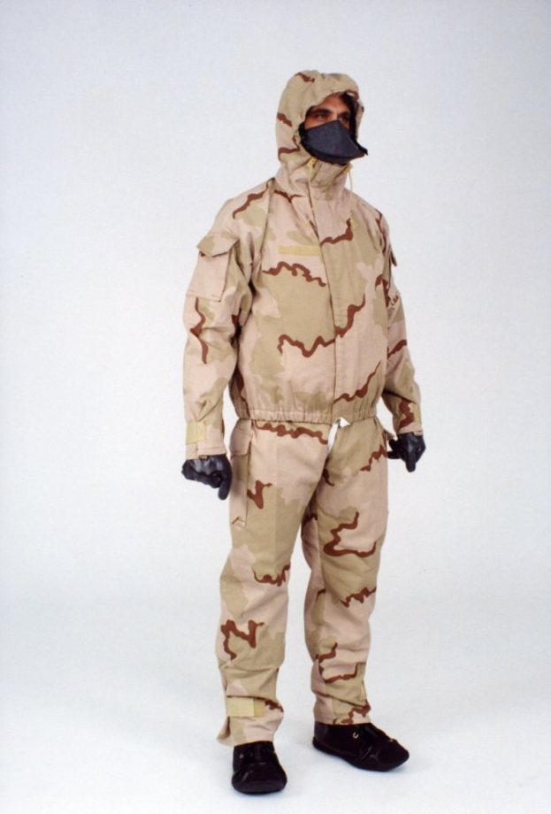 Ein Mann in einem Bild mit weißem Hintergrund trägt einen Ganzkörper-Camouflage-Overall mit Kapuze und Maske, der für den Schutz vor gefährlichen Materialien entworfen wurde.
