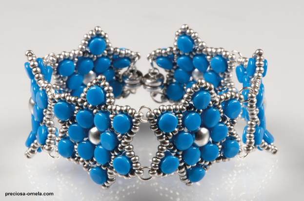 Ein Armband mit blauen Perlen und Text in der unteren linken Ecke.