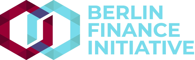 Logo der Berliner Finanzinitiative mit einem blauen Kreis mit weißer Umrandung und einem weißen "B" in der Mitte, umgeben von einem weißen Ring mit blau-weißem Karomuster, alles auf einem weißen Hintergrund mit der schwarzen Schrift "Berliner Finanzinitiative".