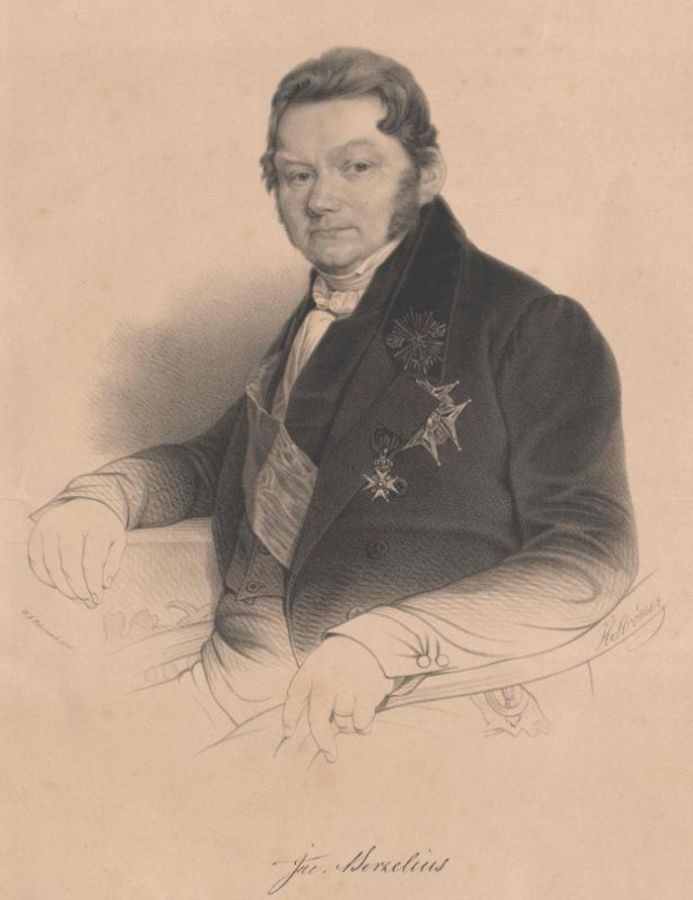 Eine Schwarz-Weiß-Zeichnung eines Mannes in einem Anzug, der mutmaßlich J.J. Herculius ist, der auf einem Stuhl sitzt, mit Text am unteren Bildrand.