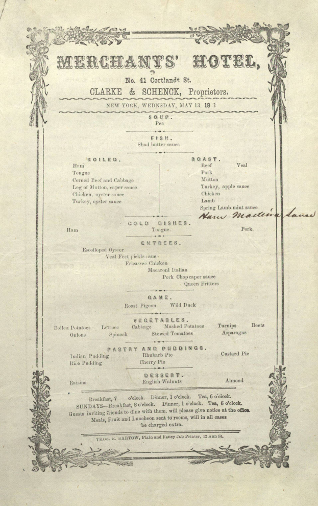 Ein altes Buch mit einem Hotel-Menü eines Kaufmanns in schwarzer Tinte auf weißem Hintergrund, das Vorspeisen, Hauptgerichte, Desserts und Getränke in geordneter Form auflistet.