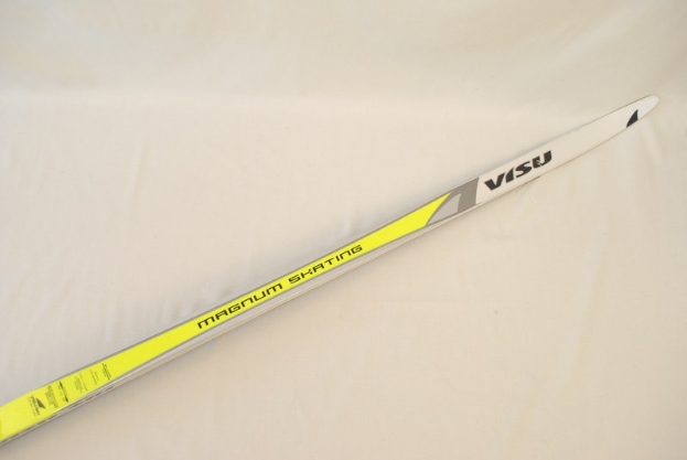 Nahaufnahme eines Ski-Paares mit Text darauf, das auf einem weißen Tuch liegt.