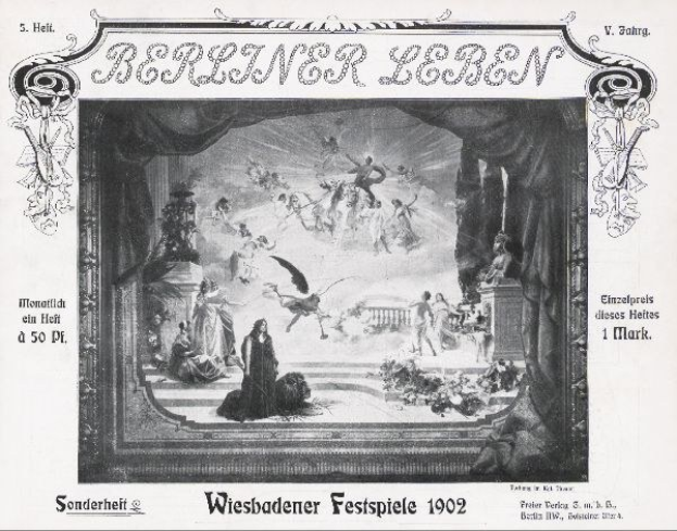 Schwarz-weißes Foto einer Bühne mit Darstellern in traditioneller deutscher Tracht während der Wiesbadener Festspiele 1902, Publikum im Hintergrund sichtbar.